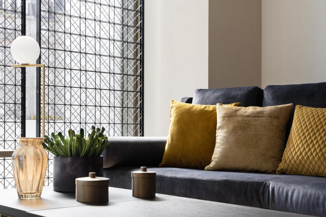 Eurostars Aliados 호텔 포르투 외부 사진 A sofa with cushions