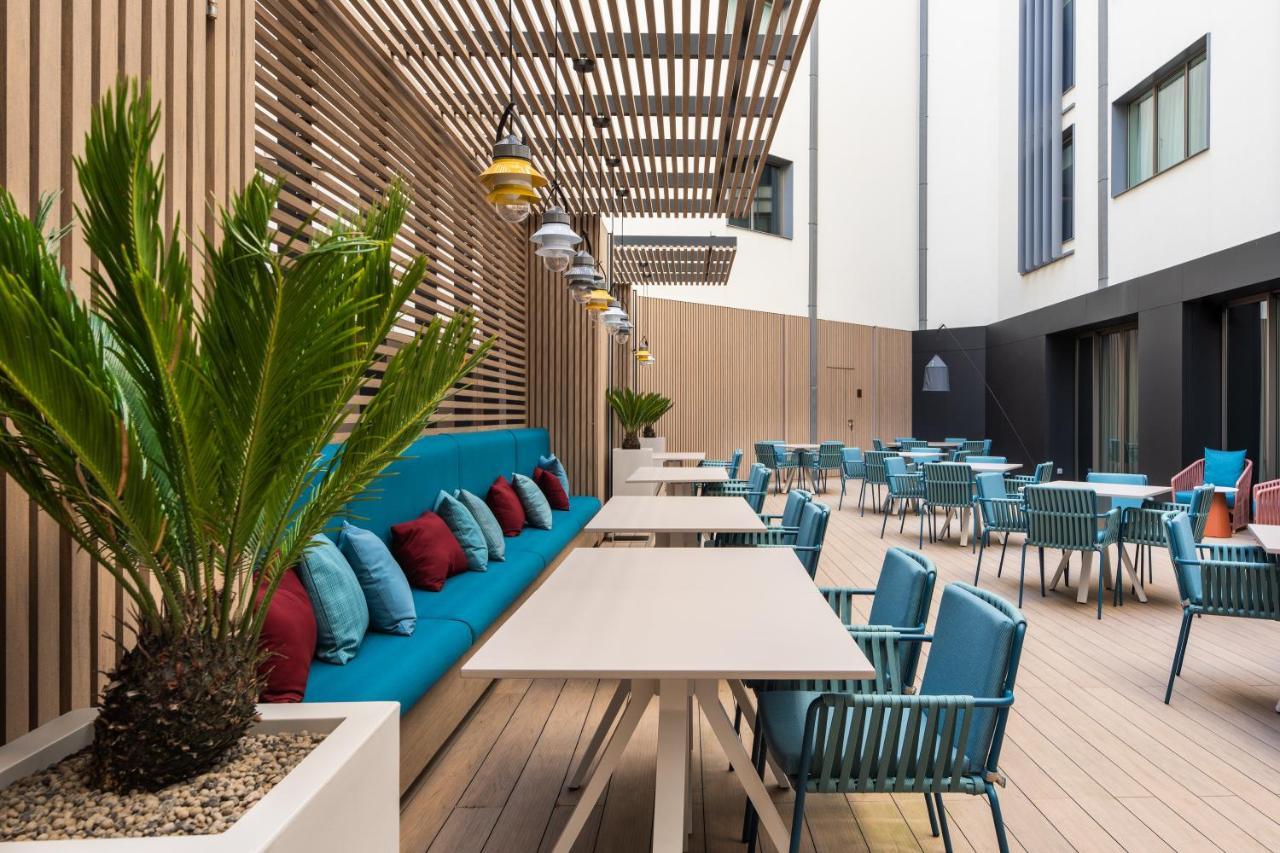Eurostars Aliados 호텔 포르투 외부 사진 The courtyard at the new building